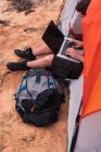 Мандрівник використовує ноутбук у наметі — стокове фото