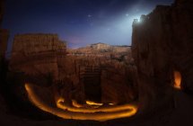 Vue imprenable sur le magnifique canyon avec un magnifique éclairage lors d'une nuit étoilée sur la côte ouest des États-Unis — Photo de stock