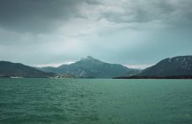 Bellissimo lago e scala enorme sulla riva — Foto stock