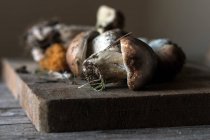 Haufen frisch gepflückter Steinpilze mit Wurzeln und Schmutz — Stockfoto