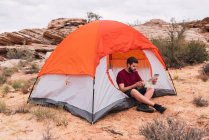 Reisende mit Karte und Kompass im Zelt — Stockfoto