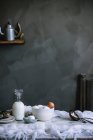 Ciotola di uova di pollo e bottiglia di latticini freschi in piedi su un tavolo di marmo in cucina — Foto stock