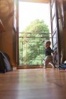 Bambino guardando curiosamente lontano in porta — Foto stock