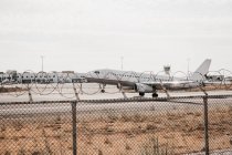 Avion décollant de l'aéroport enfermé par un fil de sécurité, Mykonos — Photo de stock