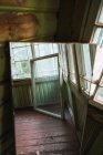 Оконная рама в пустой комнате заброшенного дома — стоковое фото