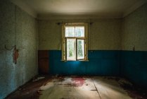 Вид на пустую комнату с обшарпанными стенами и полом в старом здании — стоковое фото