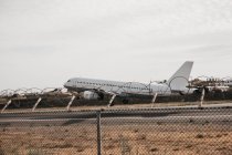 Avión volando desde el aeropuerto cerrado por el cable de seguridad, Mykonos - foto de stock