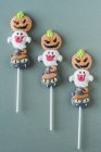 Caramelle di Halloween su bastoncini su sfondo colorato — Foto stock