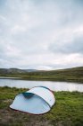 Палатка в горном озере — стоковое фото