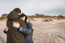 Paar umarmt sich im Freien am Strand — Stockfoto