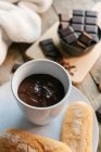 Чашка горячего шоколада с печеными булочками на тарелке — стоковое фото