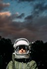Beautiful woman poses looking at camera dressed as an astronaut. — Stock Photo