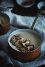 Creme de castanha e cogumelos na mesa — Fotografia de Stock