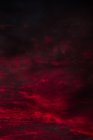 Живописный вид разноцветного черного и красного неба в темную ночь — стоковое фото