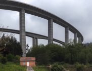 Alto viaducto bajo cielo sombrío - foto de stock