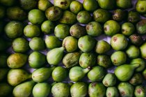 Figos inteiros verdes frescos na camada — Fotografia de Stock