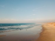 Paesaggio di riva al mare lavato dall'acqua di mare — Foto stock