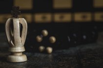 Крупным планом игры и шахматных фигур на темном фоне — стоковое фото