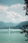 Malerischer See zwischen Bergen — Stockfoto
