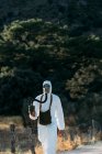 Чоловік зі сльозогінною газовою маскою та білим костюмом вченого — стокове фото
