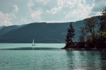 Мальовниче озеро між горами — стокове фото