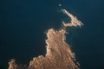 Vista aerea della costa rocciosa con mare blu scuro a Mykonos — Foto stock