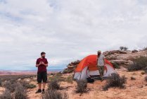 Viajantes na tenda em Grand Canyon — Fotografia de Stock