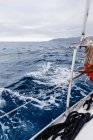Détail du voilier en haute mer sous un ciel nuageux — Photo de stock