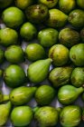 Figues entières vertes fraîches en couche — Photo de stock