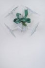 Дрон, загорнутий як різдвяний подарунок з зеленою стрічкою на білому тлі — стокове фото