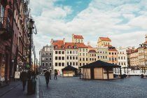 WARSAW, POLONIA - 27 DE NOVIEMBRE DE 2017: Mercado de Navidad en la Plaza del Mercado del casco antiguo de Varsovia, detalle de antiguas fachadas coloridas - foto de stock