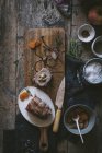 Scharfes Messer und verschiedene Gewürze mit köstlicher hausgemachter Wurst auf Holztischplatte — Stockfoto