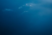 Luftaufnahme der azurblauen wogenden Wasseroberfläche — Stockfoto