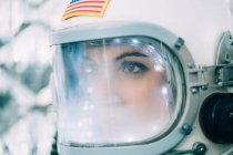 Belle femme pose habillée en astronaute. — Photo de stock