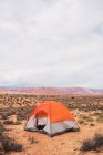 Empty tourist tent standing in middle of magnificent desert on cloudy day — Stock Photo