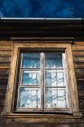 Fenster eines alten Holzgebäudes im Grünen — Stockfoto