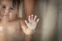 Mère joyeuse avec bébé prenant une douche — Photo de stock