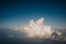 Большие белые облака, плавающие на лазурном небе — стоковое фото