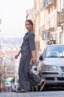 Schöne Frau steht auf der Straße — Stockfoto