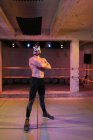 Homem musculoso adulto vestindo máscara de lutador e de pé com as mãos cruzadas no anel — Fotografia de Stock