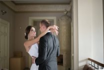 Pareja casada bailando dentro de un edificio de lujo - foto de stock