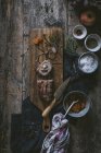 Острый нож и разнообразные специи с восхитительной домашней колбасой на деревянном столе — стоковое фото
