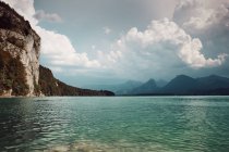 Magnifique vue sur un lac étonnant avec de l'eau propre entre les montagnes et le ciel nuageux en Autriche — Photo de stock