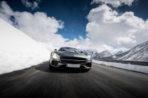 Spostamento auto in strada di montagna nelle Alpi — Foto stock