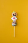 Хеллоуїн цукерки на паличці на помаранчевому фоні — стокове фото