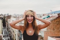 Junge Frau mit Kopftuch steht auf Dach — Stockfoto