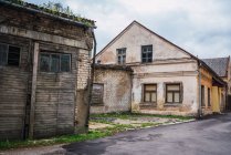 Старое заброшенное кирпичное здание на улице в деревне — стоковое фото