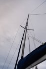 Nahaufnahme des Mastes eines Segelbootes unter bewölktem Himmel — Stockfoto