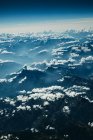 Vista na montanha e nuvens de avião — Fotografia de Stock