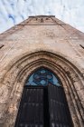 Schäbige Mauer der alten Kirche vor wolkenverhangenem Himmel — Stockfoto